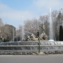 広場東側バス停前から見た像