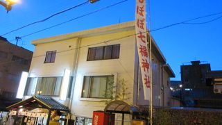 下呂温泉街のメインストリートの土産物やさん。カエル細工多い。