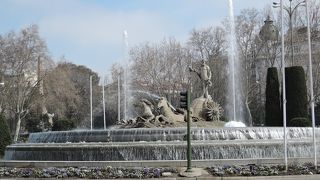 カルバス・デル・カスティーリョ広場にあります