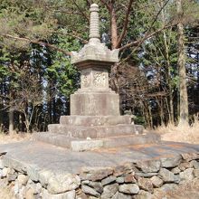 鷲峰山山頂にある宝篋印塔