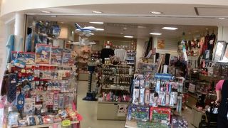 雑貨屋か昔の駄菓子屋のような雰囲気の空港ショップ