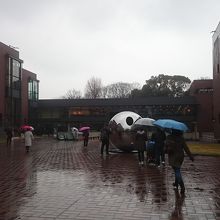 正面門　奥にエスカレーターと階段があります