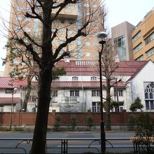 構内にある成瀬記念講堂