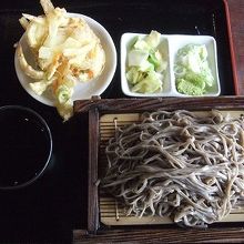 もりそばかかけそばにミニ天ぷらがついて、620円