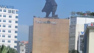 救国英雄だが、車やバイクが怖くて、公園には近づけず