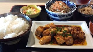 カウンター席が中心の和食のお店