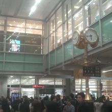 東口から駅に入って正面のかなり目立つ場所にあります。