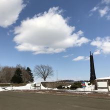 駐車場から記念塔をみる。
