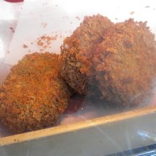 しらすブラックコロッケは竹炭で中は真っ黒