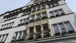 歴史あるビルに入るデパート