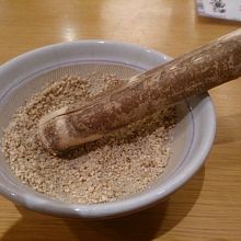 ゴマを摺ってカツを待ちます