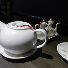お茶はポットサービス。真っ白な茶器が素敵。