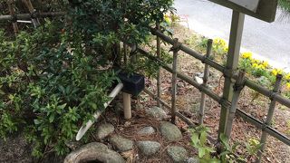 青色のモニュメント。