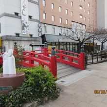 赤い小さなミニチュア橋 