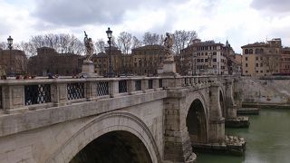 欄干に天使の像