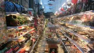 とにかく人も物も溢れかえっている