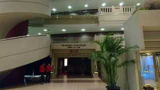 南京西路沿いにある上海雑技団の劇場。