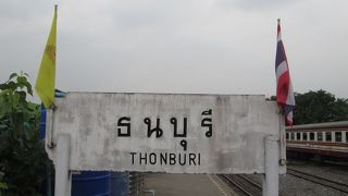 トンブリー駅前市場が目印です