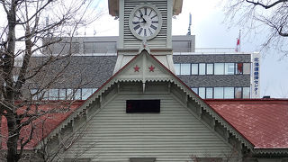 「こじんまりとした時計台」も先入観を持って訪れると、想像より大きく感じた！