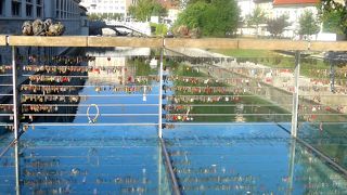 新しくできた橋　彫刻もあり，三本橋と竜の橋とがよく見える　