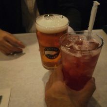 ビールとグランベリージュースです。