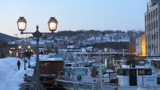 観光客まばらで、橋上からは“北の運河”を感じさせる風景