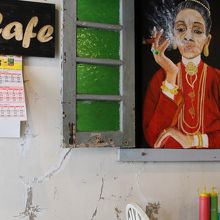 店内のたばこを吸う地元女性の絵