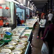 香港島・北角⇔九龍・紅&#30945;（ホンハム）を運航しているファーストフェリーの北角の港は魚市場だった