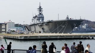 空母思わせる「かが」にたくさんのカメラ小僧