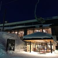 夜のホテル外観。