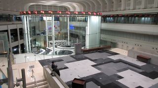 立ち合いの喧騒なく、中央制御室の雰囲気