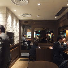 奥の方に喫煙席があります。