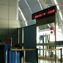 嘉峪関空港での東方航空搭乗口です