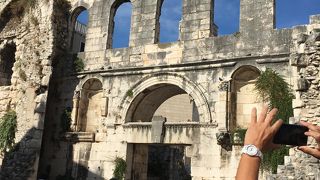 マーケットの前の門