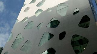 奇抜なデザイン