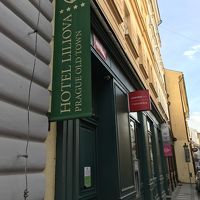 レセプションは一番向こうのドアを入る