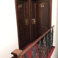 客室入口の木製ドア