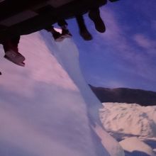 前の人の足がぶらぶらしているのが見えます