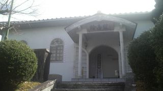 レトロなたたずまいの中は無料の展示スペースです