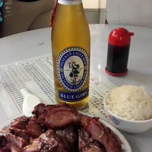 豚肉のチャーシューの骨付きと無の盛合わせにビールにご飯。