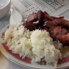 結局タレがいっぱいのお皿にご飯を移動しました。