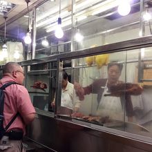 英語のメニューをお願いすると『無い！実物を見ろ』と！