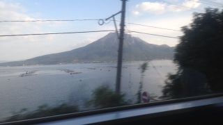 鹿児島湾に浮かぶ桜島が印象的