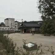 松江藩主別邸（お茶屋）跡を遺構表示施設として整備されて利用されています。