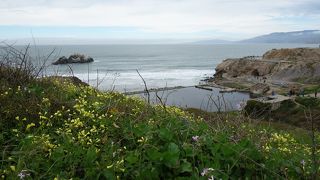 海に面したプール跡