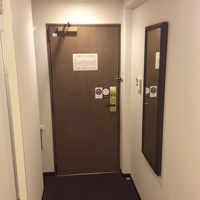 入り口．左がバスです．