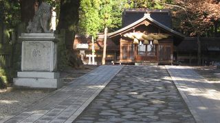 諏訪湖北端秋宮から１．２ｋｍに鎮座