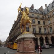 パリで一番目立つジャンヌダルク像