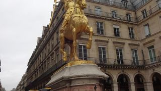 パリで一番目立つジャンヌダルク像