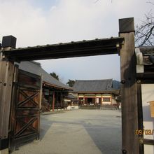 外から建物を見る